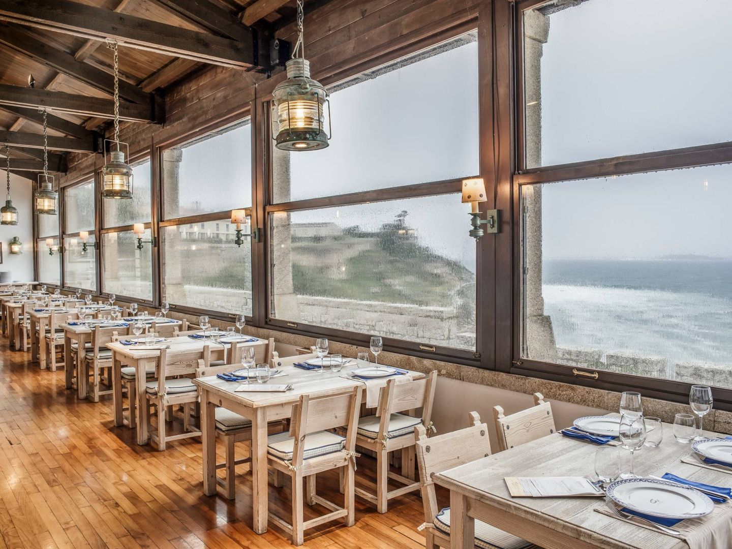 El restaurante del Parador de Baiona permite disfrutar de vistas al mar.