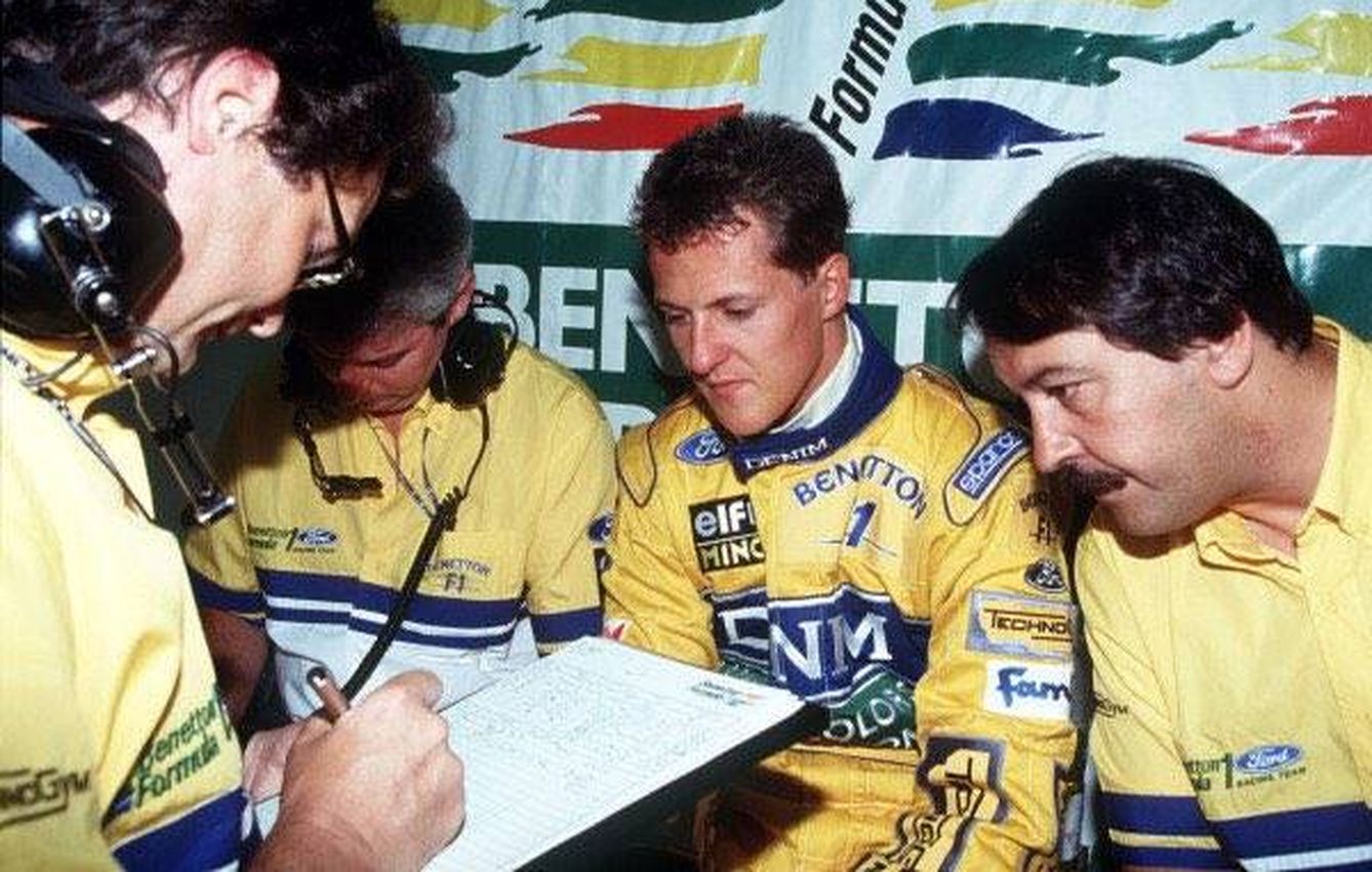 Michael Schumacher escuchando órdenes de equipo en Benetton. (Joan Villadelprat)