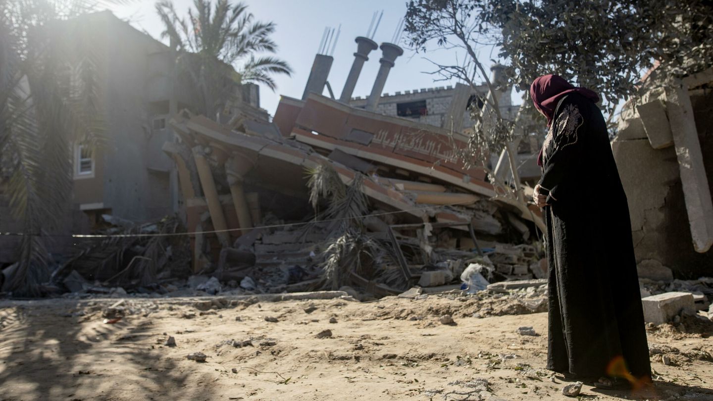 Khan Yunis (-), 05 03 2024.- A Palestinian woman stands near the rubble of their home after an Israeli air strike, in Khan Yunis refugee camp, southern Gaza Strip, 05 March 2024. More than 30,500 Palestinians and over 1,300 Israelis have been killed, according to the Palestinian Health Ministry and the Israel Defense Forces (IDF), since Hamas militants launched an attack against Israel from the Gaza Strip on 07 October 2023, and the Israeli operations in Gaza and the West Bank which followed it. The Israeli military stated on 05 March that its troops continued to operate in the Hamad area in western Khan Yunis conducting 'targets raids' on Hamas infrastructure. EFE EPA HAITHAM IMAD 
