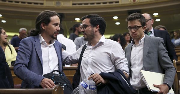 Foto: El líder de Podemos, Pablo Iglesias (i), junto al diputado de su grupo Íñigo Errejón (d), y el líder de IU, Alberto Garzón (c), durante un pleno del Congreso. (EFE)
