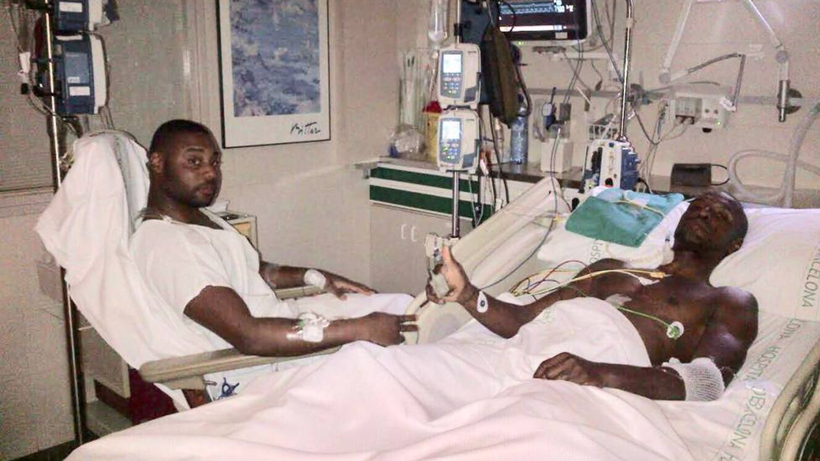 Foto: Abidal muestra una foto con el primo, tras el trasplante de hígado. (EFE)