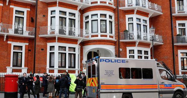 Foto: El furgón de policía en el que fue introducido Julian Assange. (EFE)