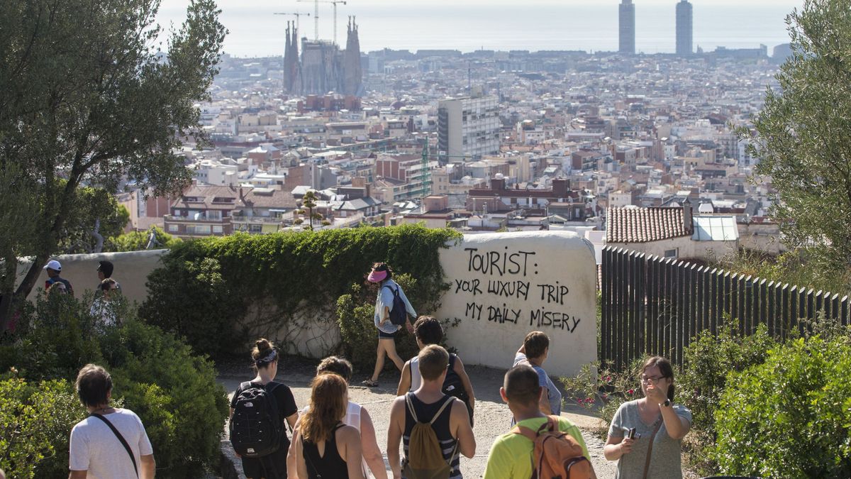 La turismofobia y el 'procés' frenan al sector en Barcelona y sitúan Madrid al alza