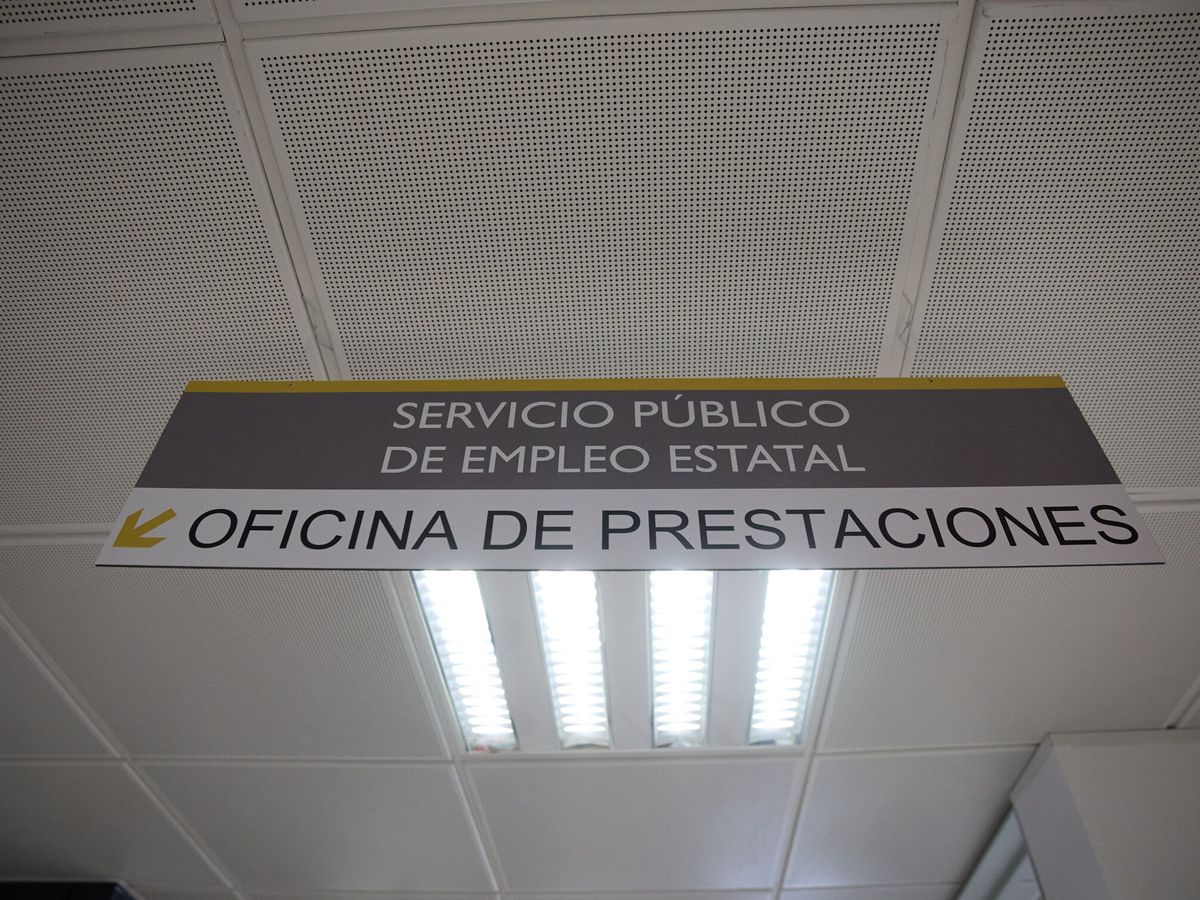 Foto: Una cartel con indicaciones de la oficina de prestaciones de una oficina de empleo del SEPE. (Europa Press/Jesús Hellín)