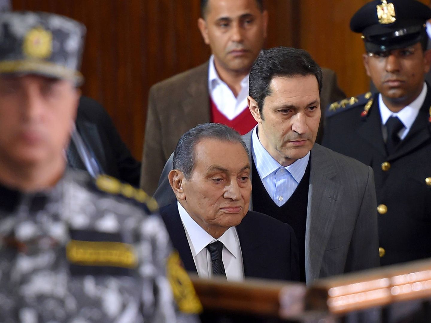 El fallecido Hosni Mubarak, junto a su hijo Alaa en un juicio en 2018. (EFE)