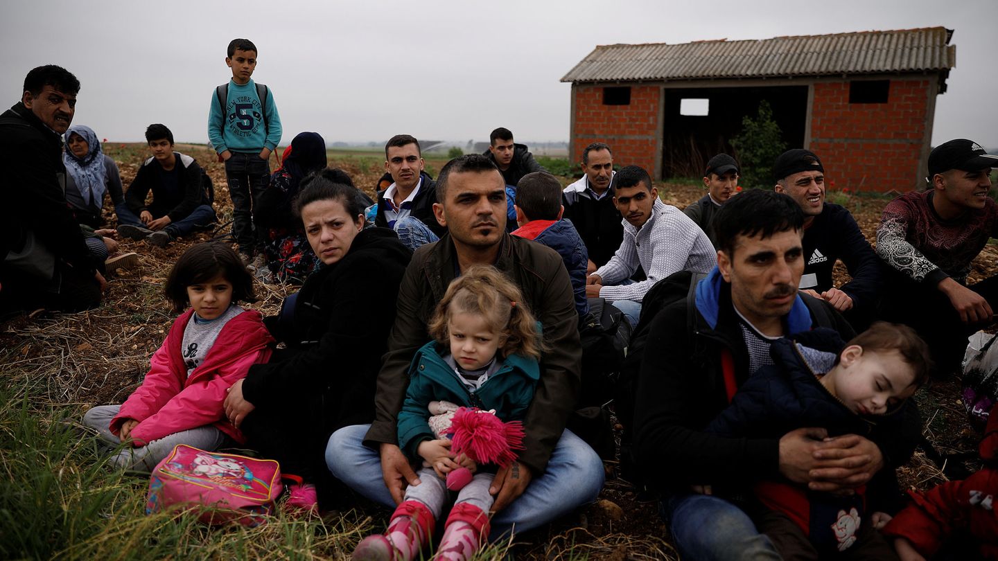 Refugiados sirios que han cruzado el río Evros para entrar en Grecia, cerca del pueblo de Nea Vyssa. (Reuters)