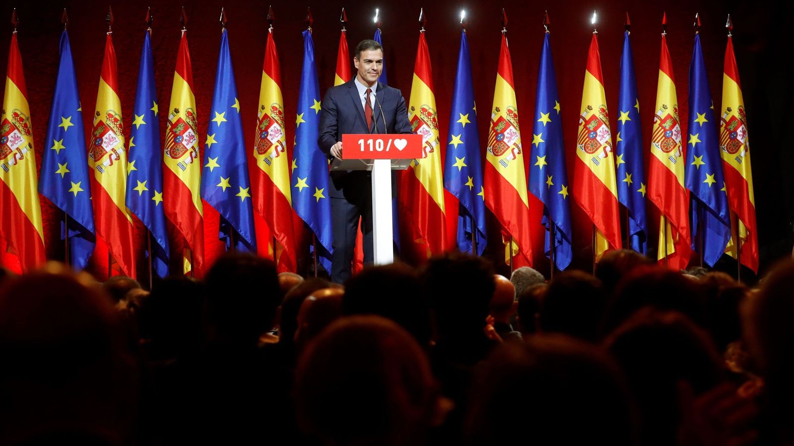 Foto: Pedro Sánchez, este 27 de marzo, en el teatro Gran Maestre de Madrid, en la puesta de largo de los pilares de su programa electoral. (EFE)