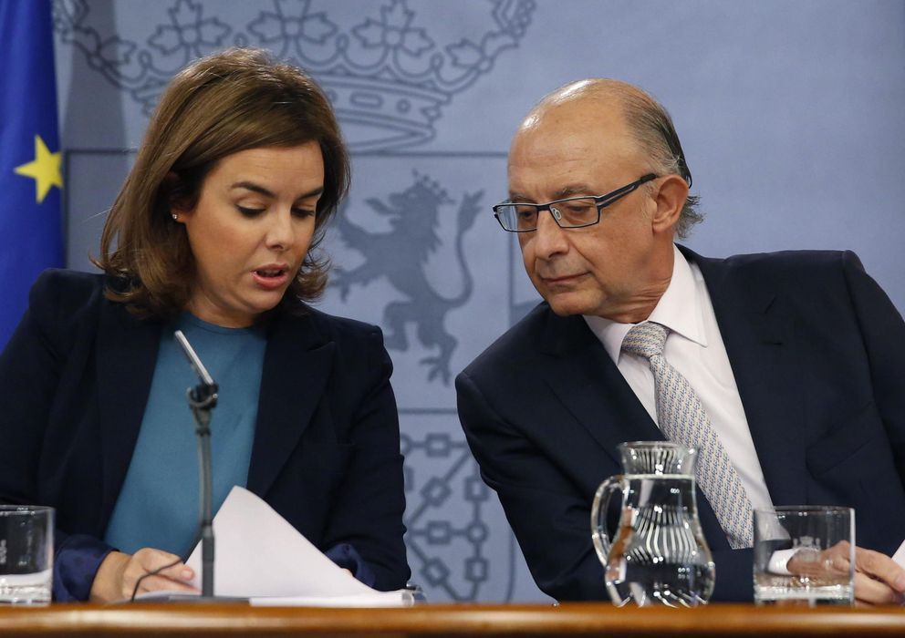 Foto: Soraya Sáenz de Santamaría y Cristóbal Montoro, en la rueda de prensa tras la reunión del Consejo de Ministros. (Efe)