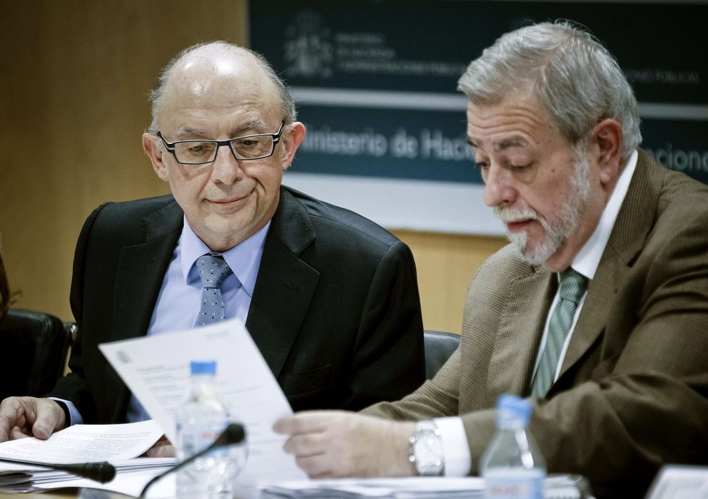 Foto: El ministro de Hacienda, Cristóbal Montoro (i), junto al secretario de Estado de Administraciones Públicas, Antonio Beteta. (EFE)