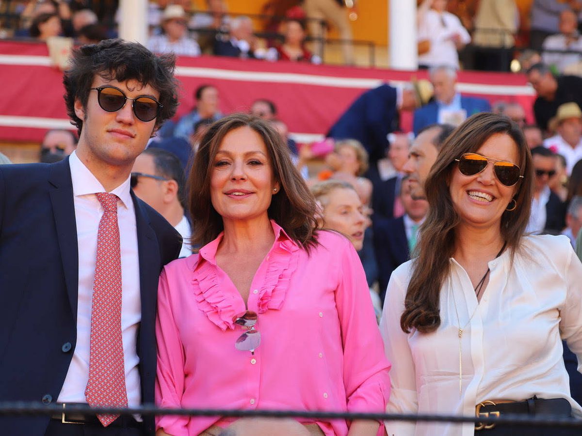 Foto: Nuria González, junto a su hijo Iván y su hermana Yolanda. (Sevilla Press)