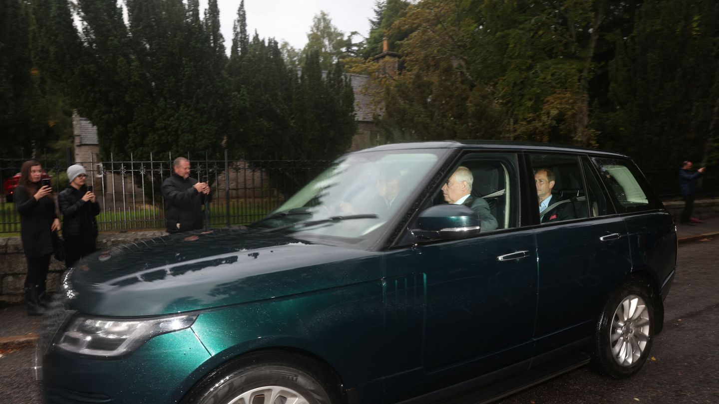 Los príncipes británicos Eduardo y Andrés llegan al castillo de Balmoral. (Reuters/Russell Cheyne)