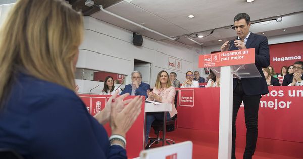 Foto: Pedro Sánchez, aplaudido por Susana Díaz durante el comité federal del PSOE de este 28 de mayo de 2018 en Ferraz. (EFE)
