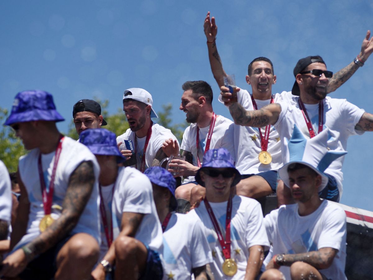 Foto: Los jugadores de Argentina celebran el título en el autobús. (Reuters/Martín Villar)
