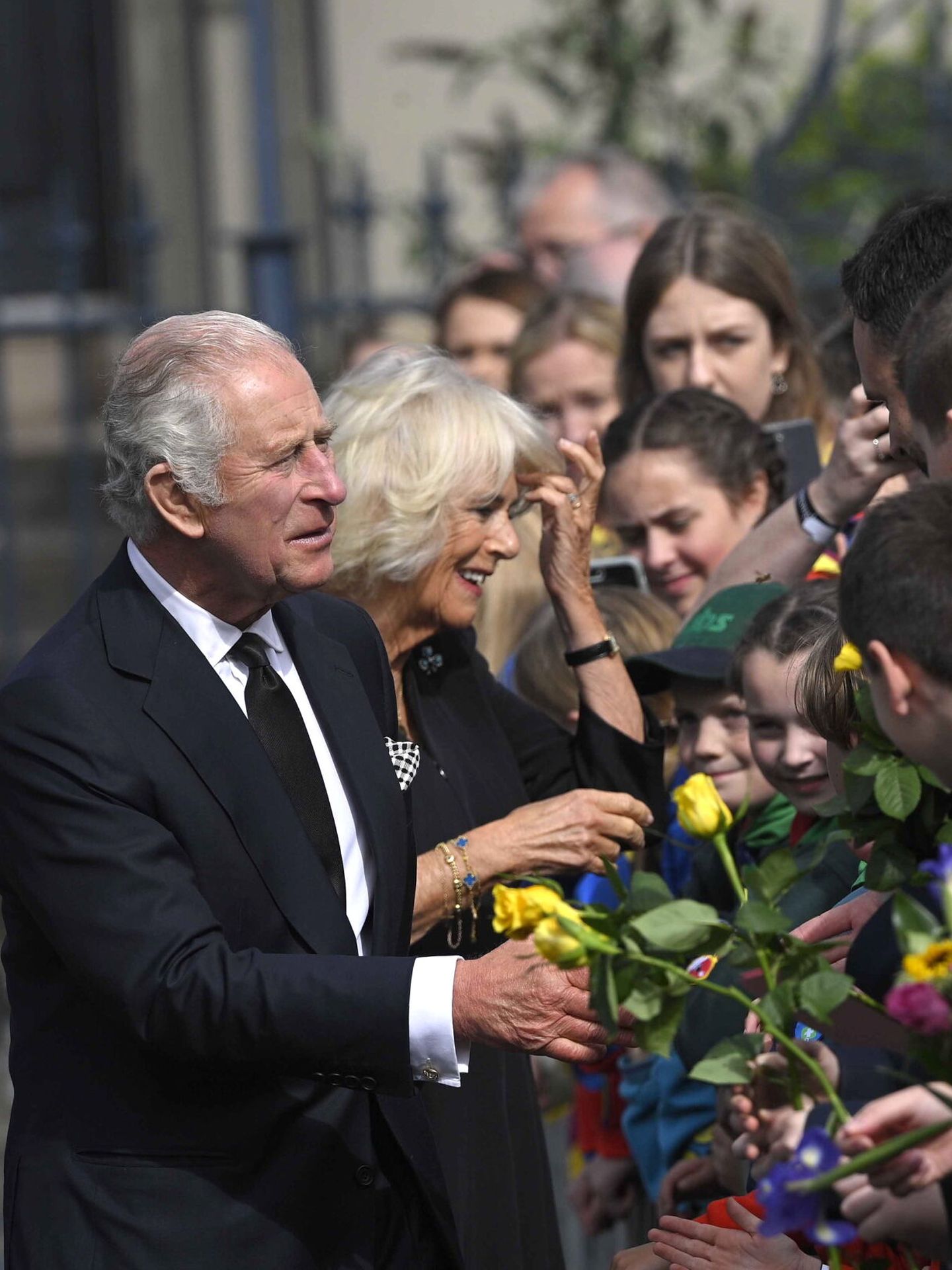 El rey Carlos III y la reina consorte Camila saludan a las personas que aguardaban su llegada al castillo de Hillsborough. (EFE/ Mark Marlow)