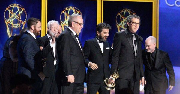 Foto: David Ramos (centro) recoge un premio Emmy junto al equipo de efectos visuales de 'Juego de tronos' (Academia de la Televisión/El Ranchito)