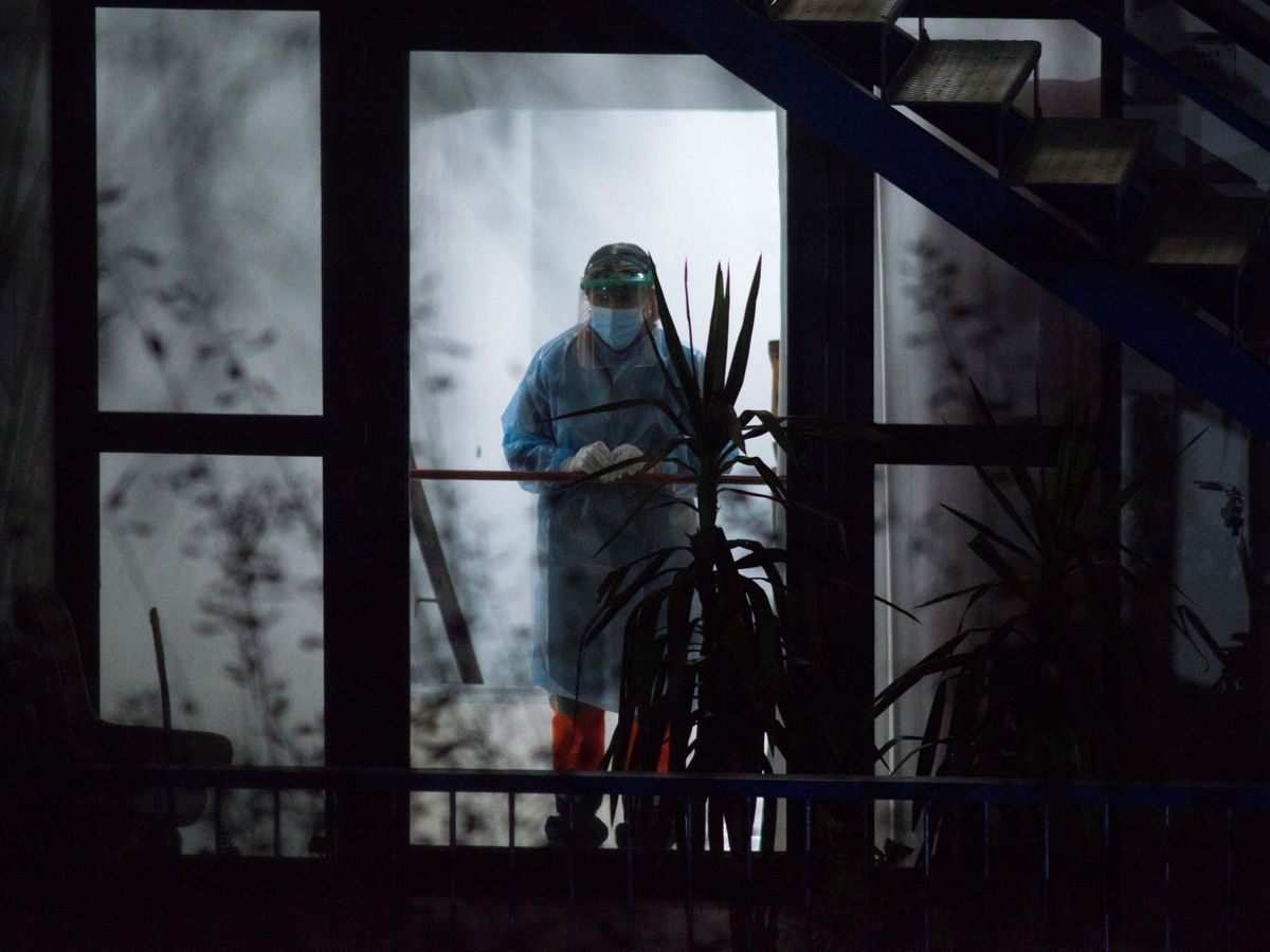 Foto: Una trabajadora sanitaria en la residencia de mayores Nosa Señora dos Milagres de Barbadás, uno de los focos de la pandemia en Galicia. (EFE).