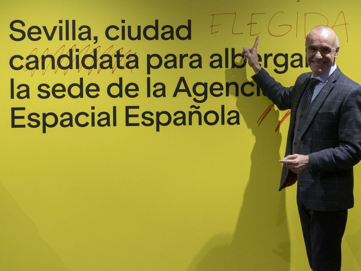 Foto: El alcalde de Sevilla, Antonio Muñoz, celebra que la ciudad haya sido elegida para albergar la sede de la Agencia Espacial Española . (EFE/Archivo/David Arjona)