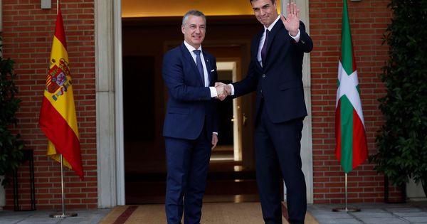 Foto: Pedro Sánchez saluda al lendakari, Iñigo Urkullu, a su llegada al palacio de la Moncloa, este 25 de junio. (EFE)