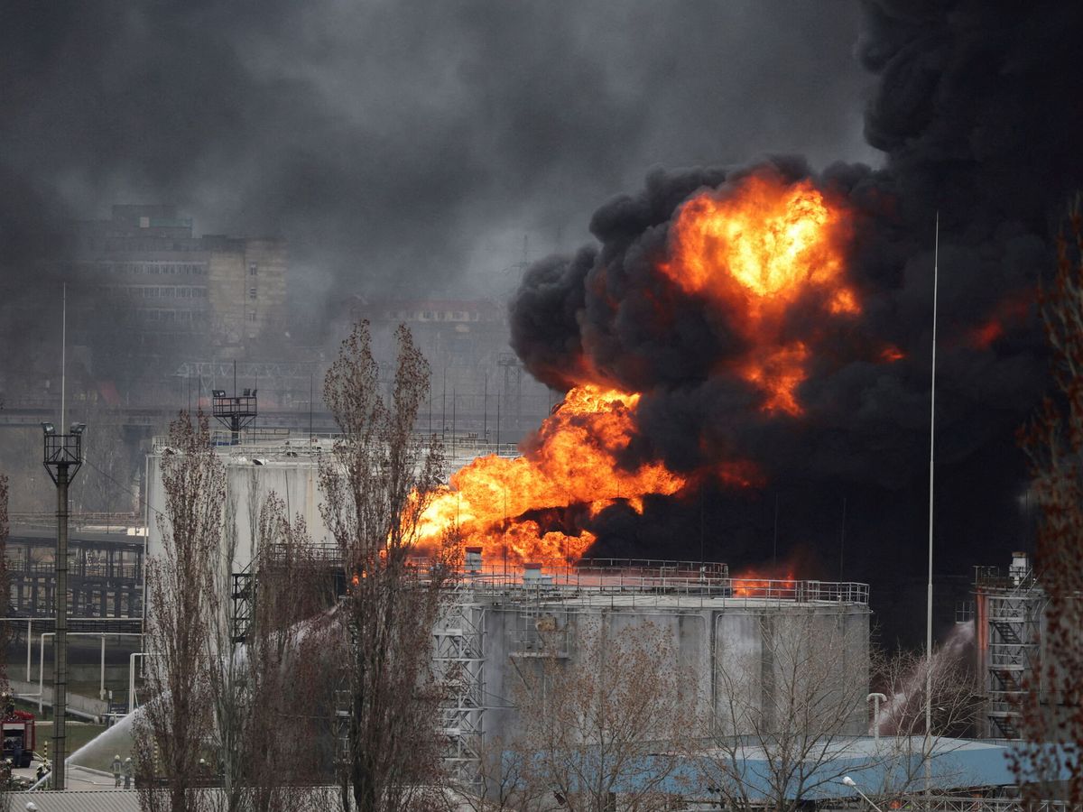 Foto: Fuego generado por un bombardeo cerca del puerto de Odesa. (Reuters/Nacho Doce)