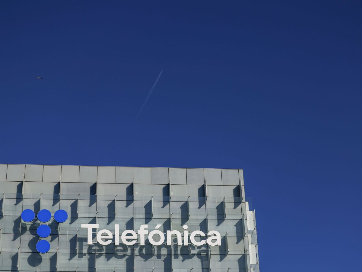 Foto: Logo de Telefónica en su sede de Madrid. (EFE/J. J. Guillén)