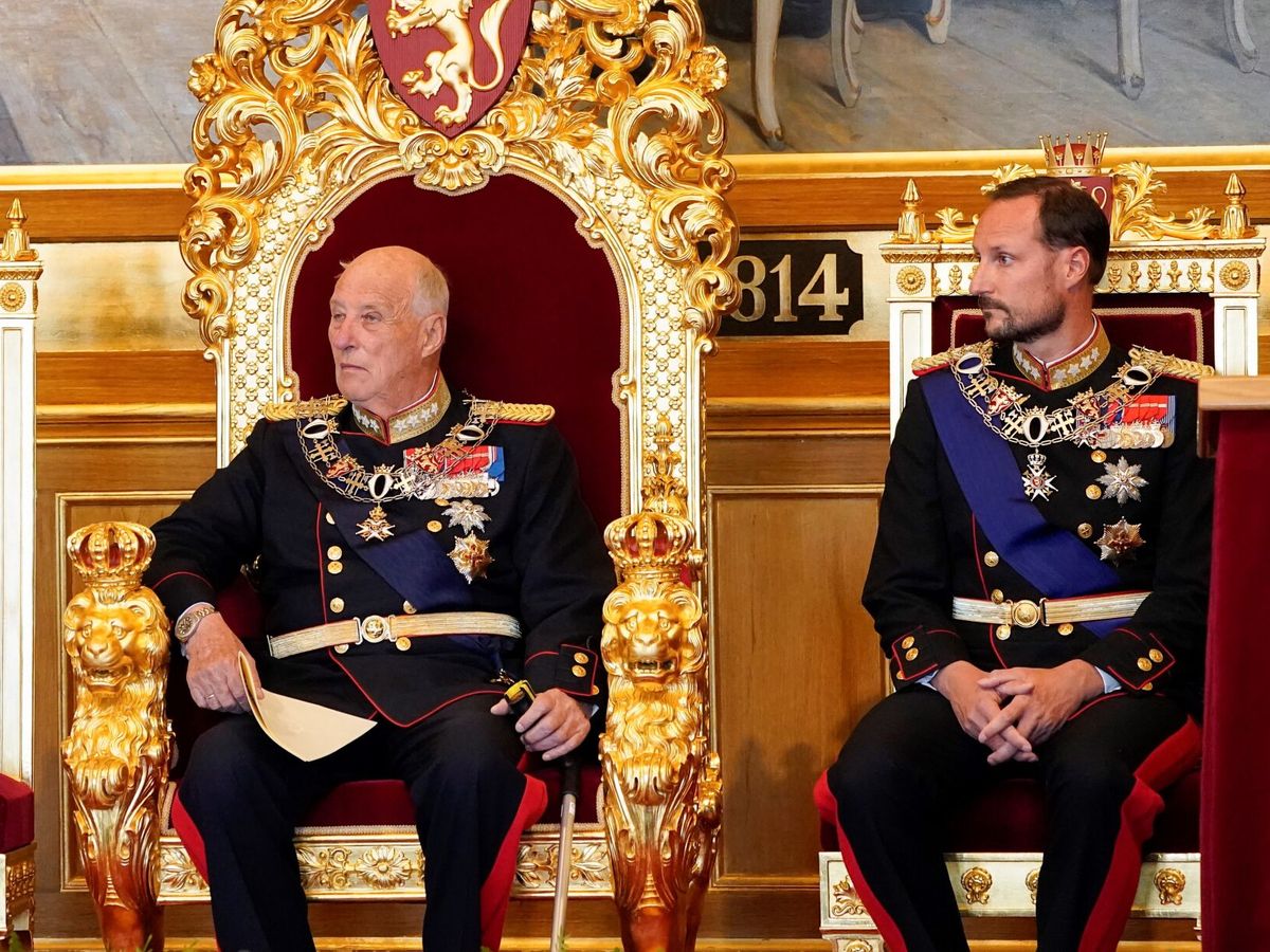 Foto: El rey Harald y el príncipe Haakon, en la apertura del Parlamento. (EFE/Tortein Boe)