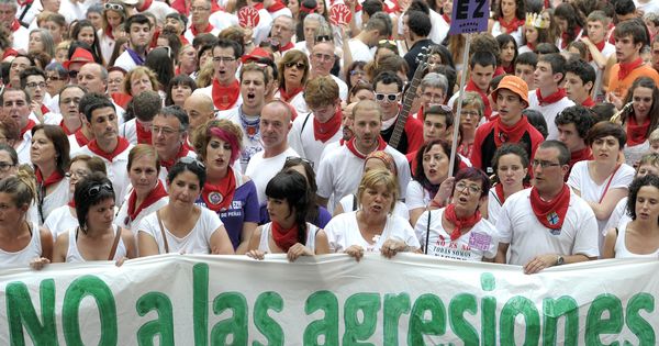 Foto: Concentración en contra de las agresiones sexuales en Pamplona. (EFE)