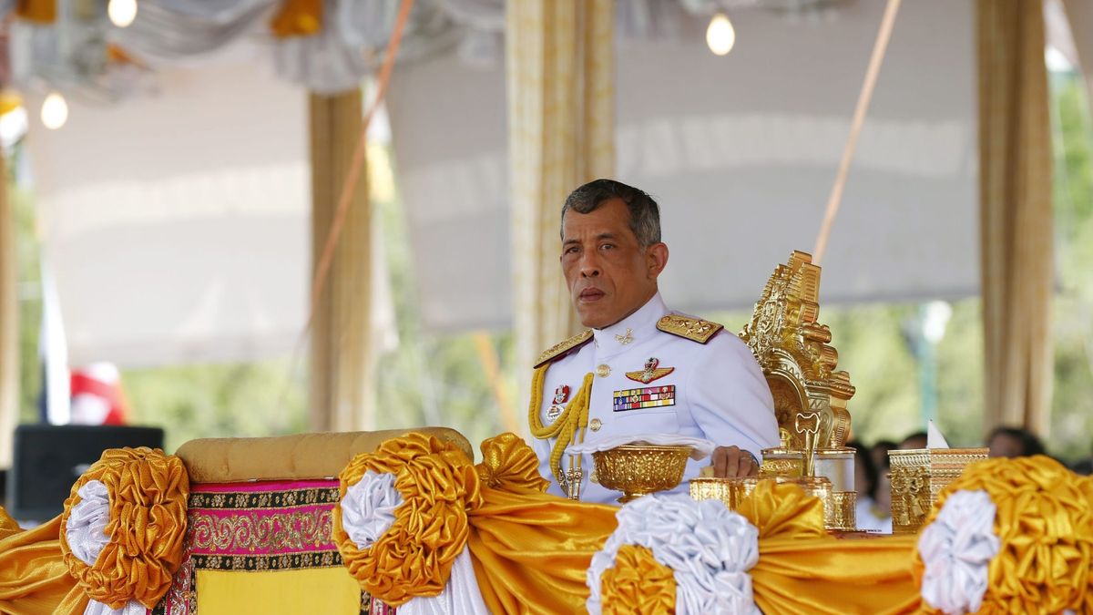 El rey de Tailandia indigna a todos: la rebelión (nunca vista) de su pueblo