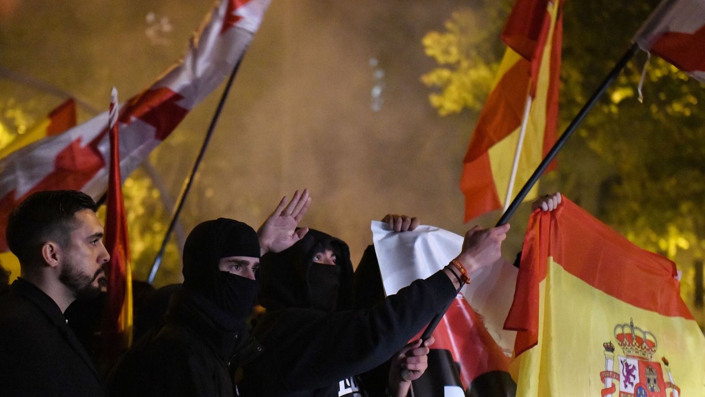 Algunos de los ultras que acudieron a Ferraz este martes. (Europa Press / Fernando Sánchez)