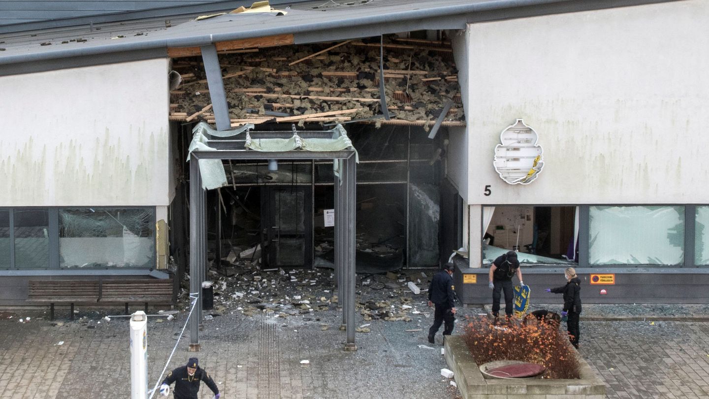 Vista de los daños en una comisaría de policía en Helsingborg atacada con una bomba, el 17 de octubre de 2017. (Reuters)