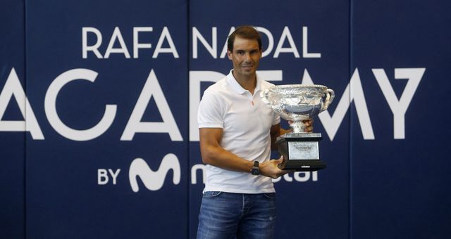 Rafa Nadal, con su trofeo del Open de Australia. (Reuters/Enrique Calvo)