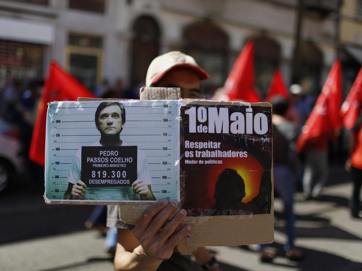 Un manifestante con una pancarta crítica con el primer ministro Pedro Passos Coelho durante una protesta en Lisboa (Reuters). 