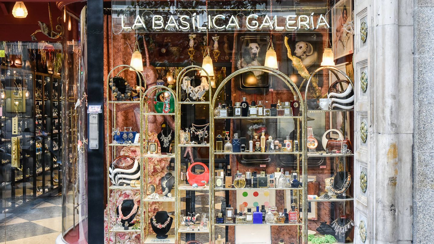 Imagen del escaparate de La Basílica Galería, un gabinete de curiosidades... y de perfumes. (Imagen: Cortesía)