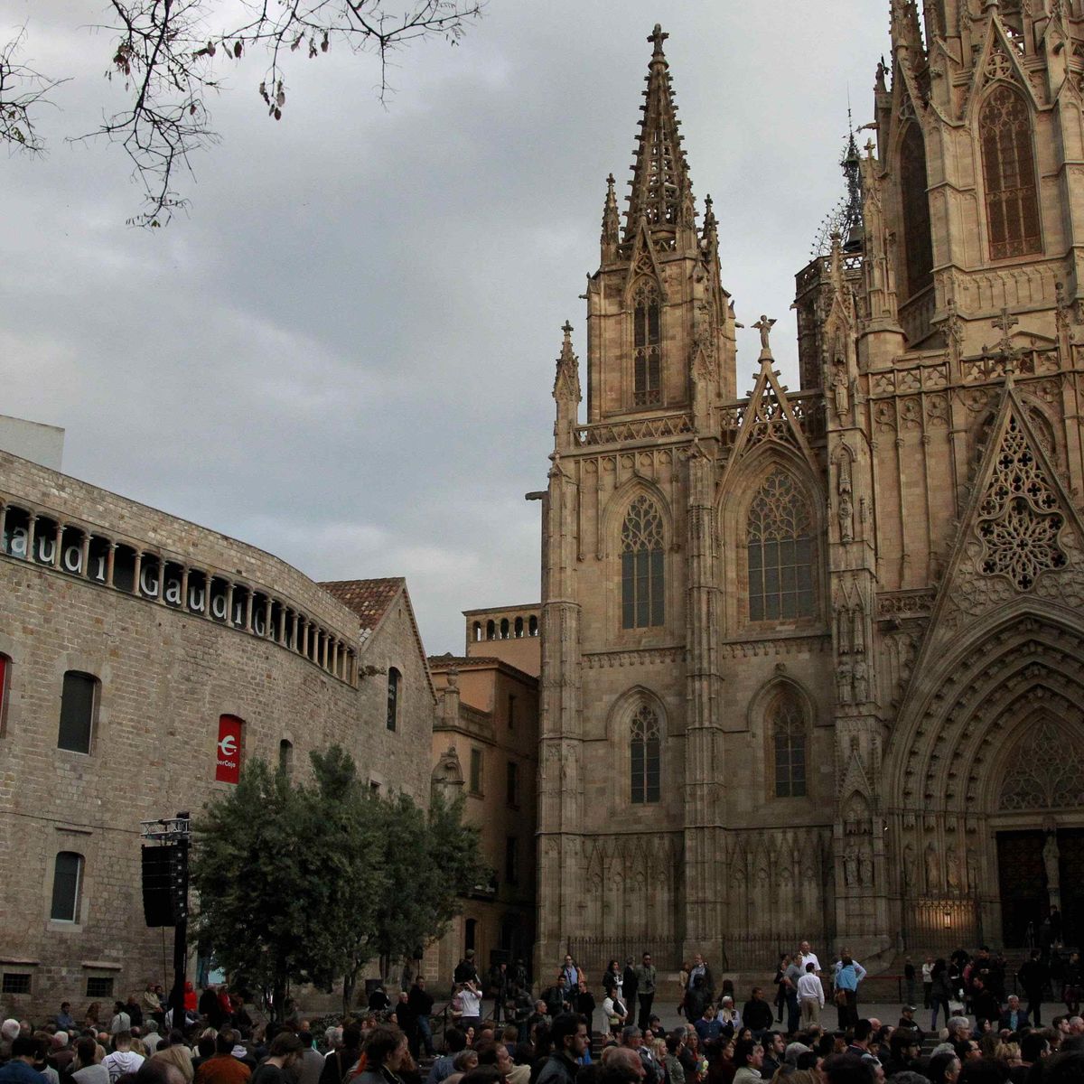Ni altar ni crucifijo: la CUP quiere convertir la catedral de Barcelona en  economato