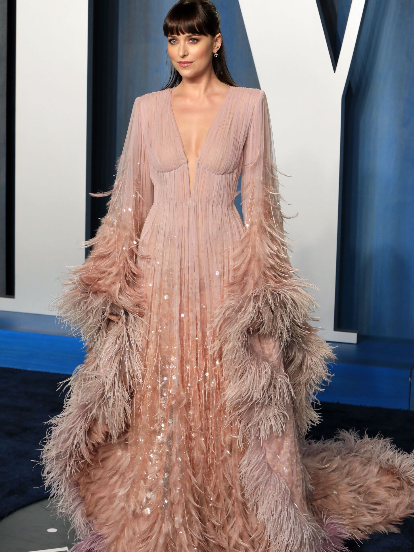 Dakota Johnson, con un espectacular diseño de Gucci en la una de las fiestas post-Oscar del año pasado. (EFE)