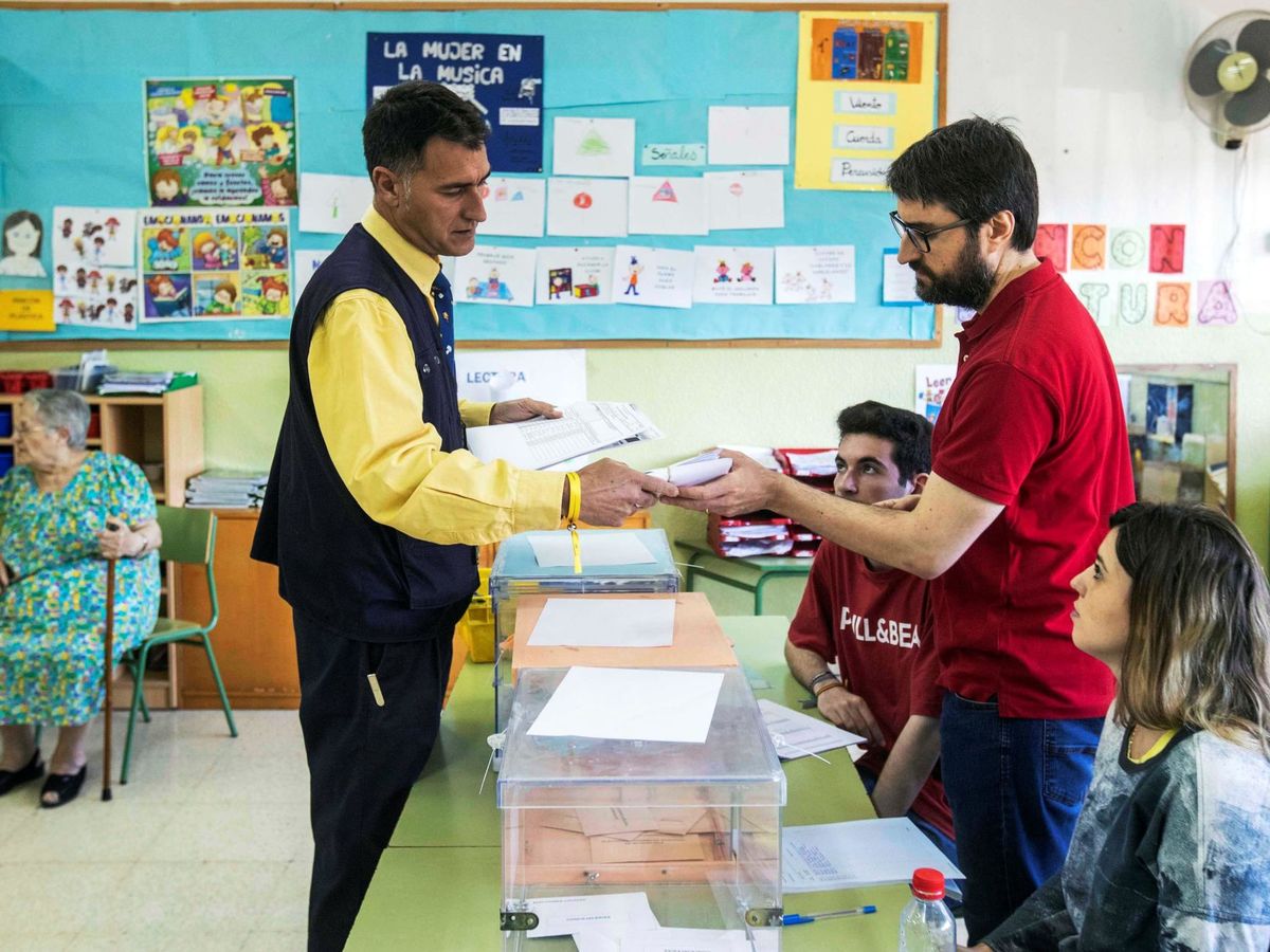 Foto: Empleado de Correos entregando los votos emitidos por correo al presidente de una mesa. (EFE)
