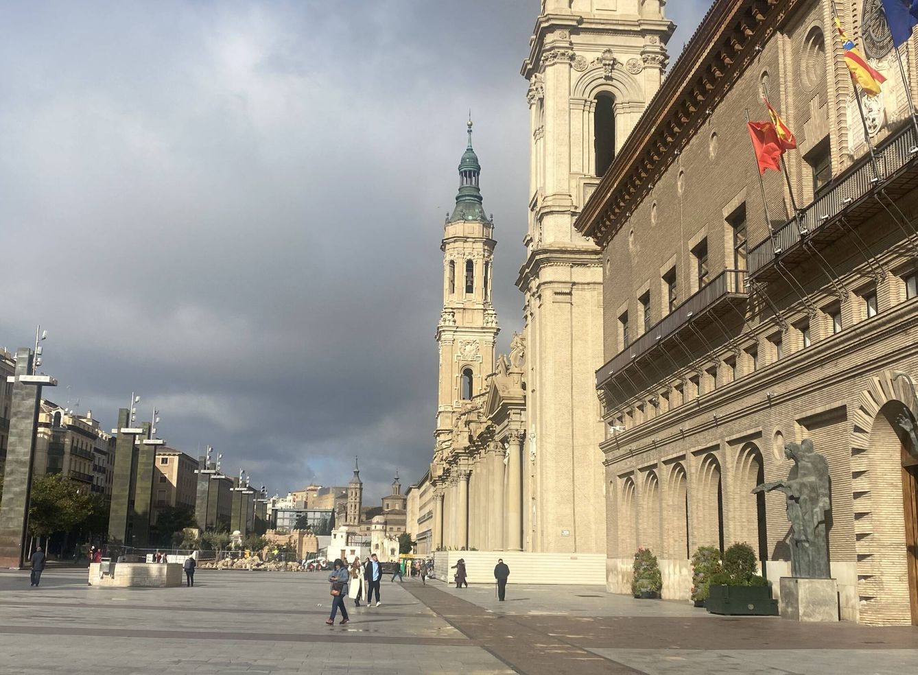 Tres de las torres del Pilar están valladas por el desprendimiento de piedras. En primer término, la de Santiago, junto al ayuntamiento. (G.C.)