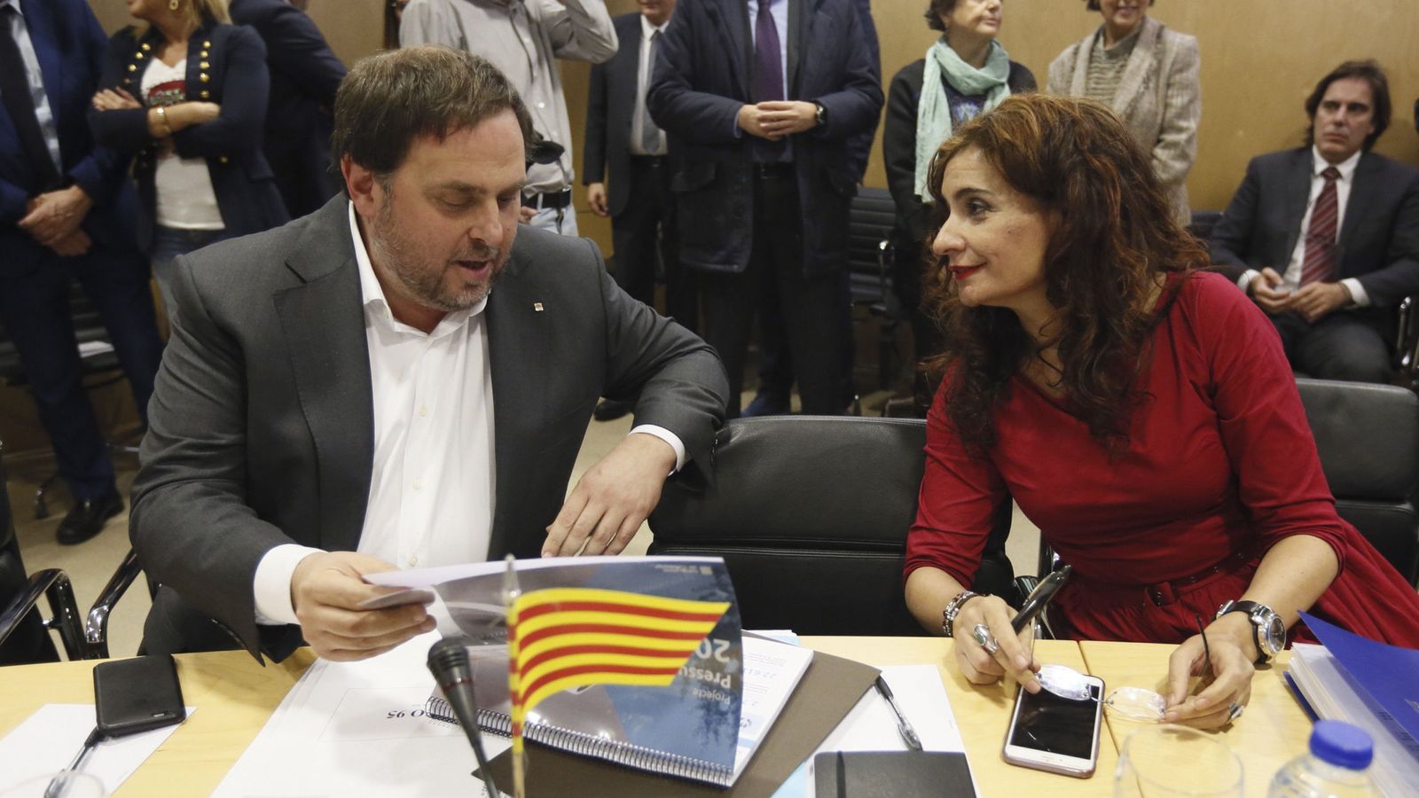 Foto: La nueva ministra de Hacienda, María Jesús Montero, dialoga con el exvicepresidente de la Generalitat Oriol Junqueras. (EFE)