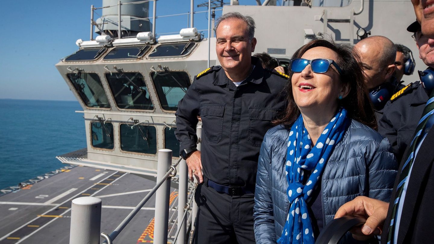 La ministra de Defensa, Margarita Robles, en febrero de 2020, en unas maniobras con el buque Castilla. (EFE)