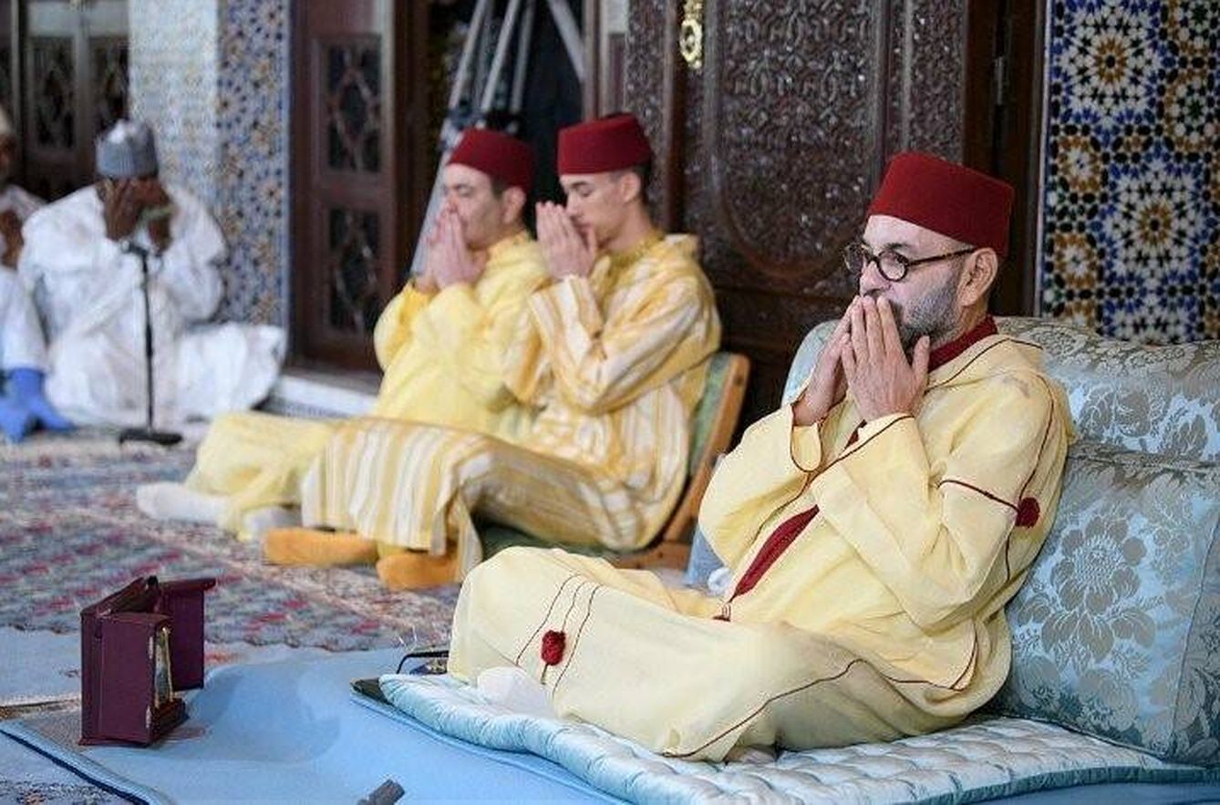 Moulay Hassan, su padre y su tío asisten, el 1 de abril, a una charla religiosa con motivo del Ramadán.
