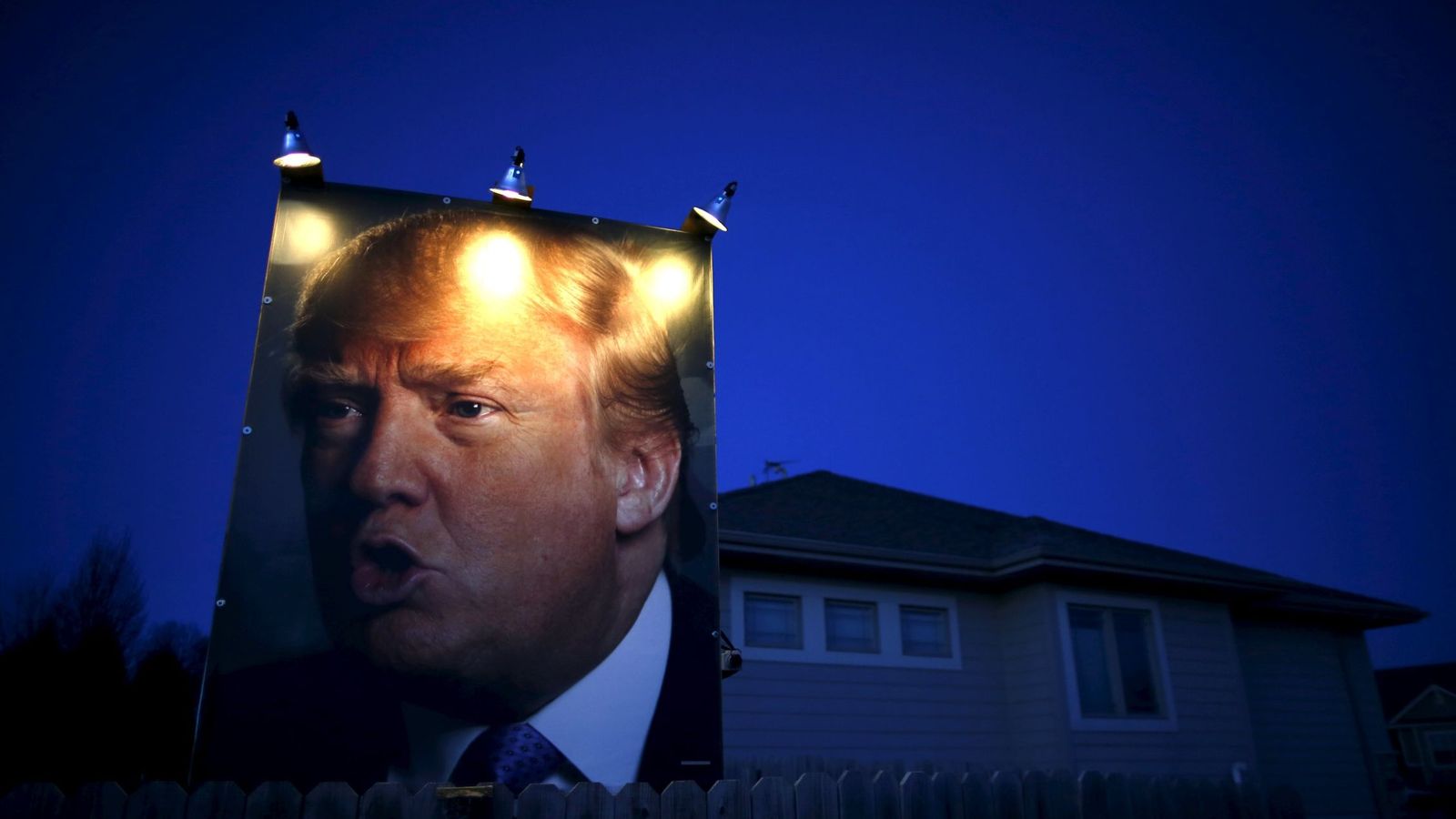 Foto: Un retrato de Donald Trump en el exterior de una casa en West Des Moines, Iowa, el 15 de enero de 2016. (Reuters)