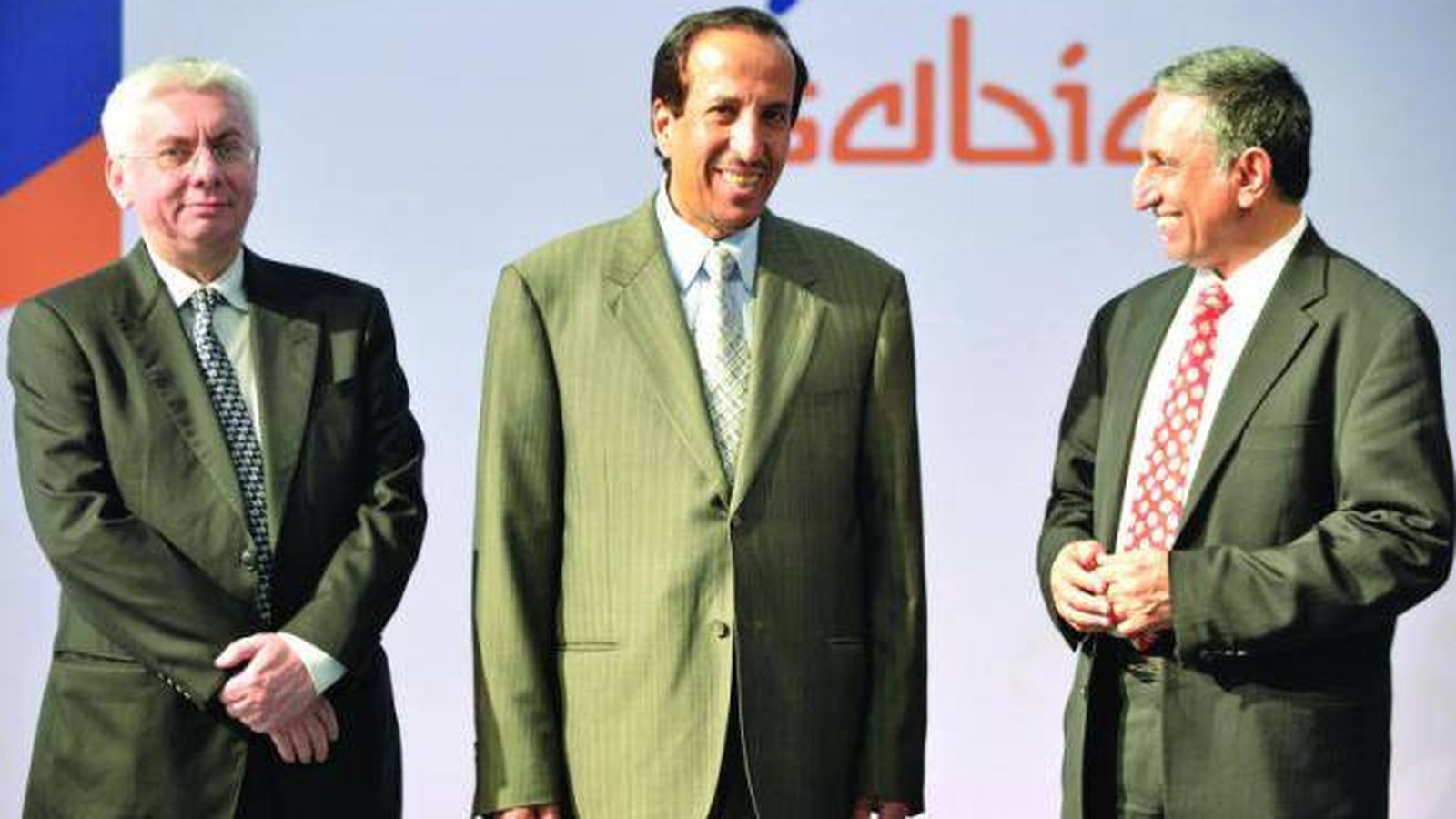 Foto: El príncipe Abdullah bin Thanayan al-Saud, presidente de Sabic, en el centro. (Arabianews)