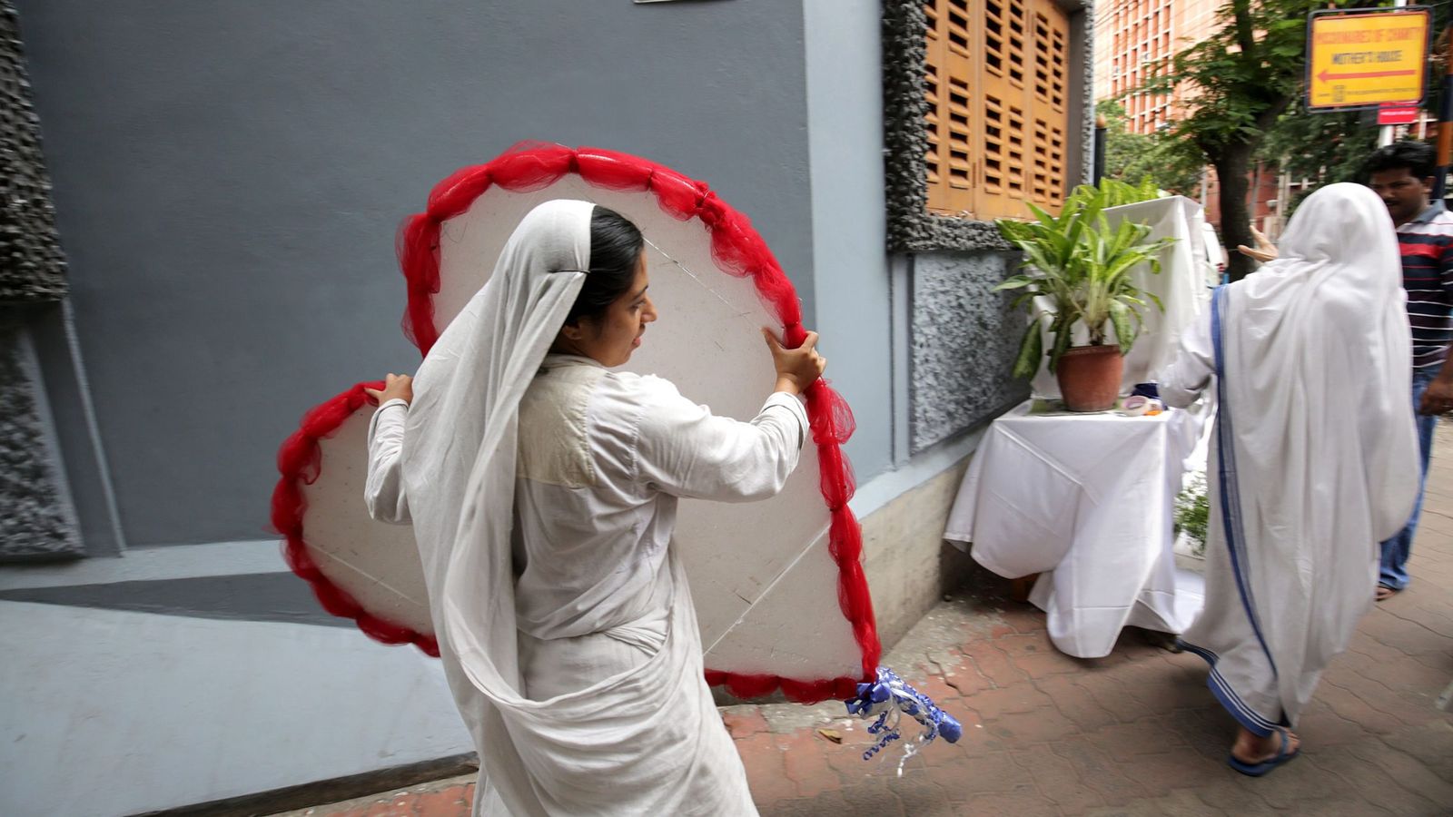 Foto: Una monja sostiene un corazón decorativo en una celebración religiosa. (EFE)