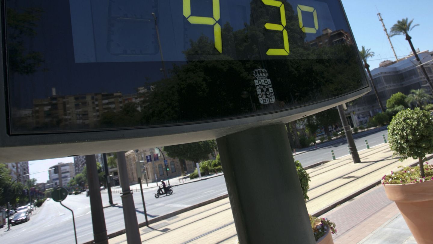 Un termómetro en el centro de Murcia marcando 43º. (EFE/Juan Carlos Caval)