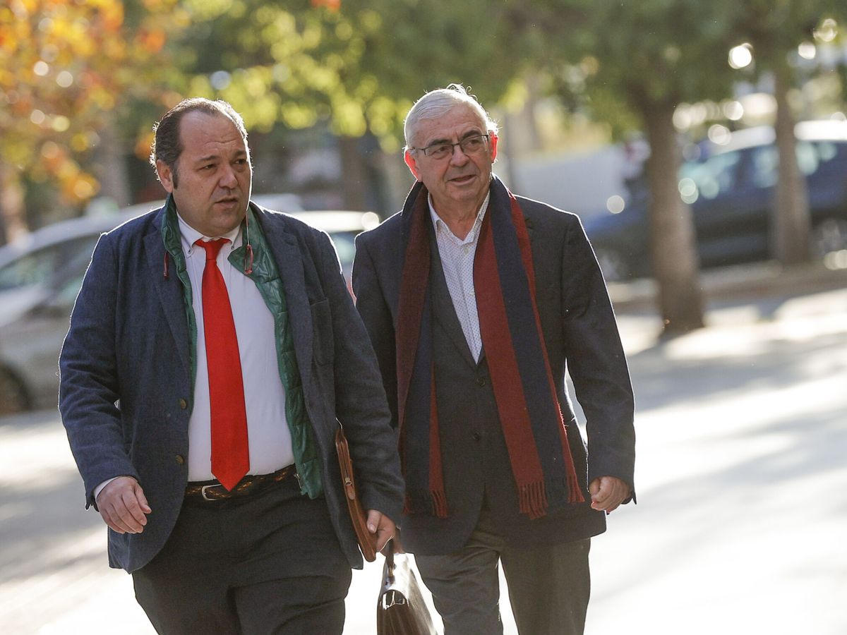 Foto: Cataluña, a la derecha, acompañado de su abogado. (EFE)