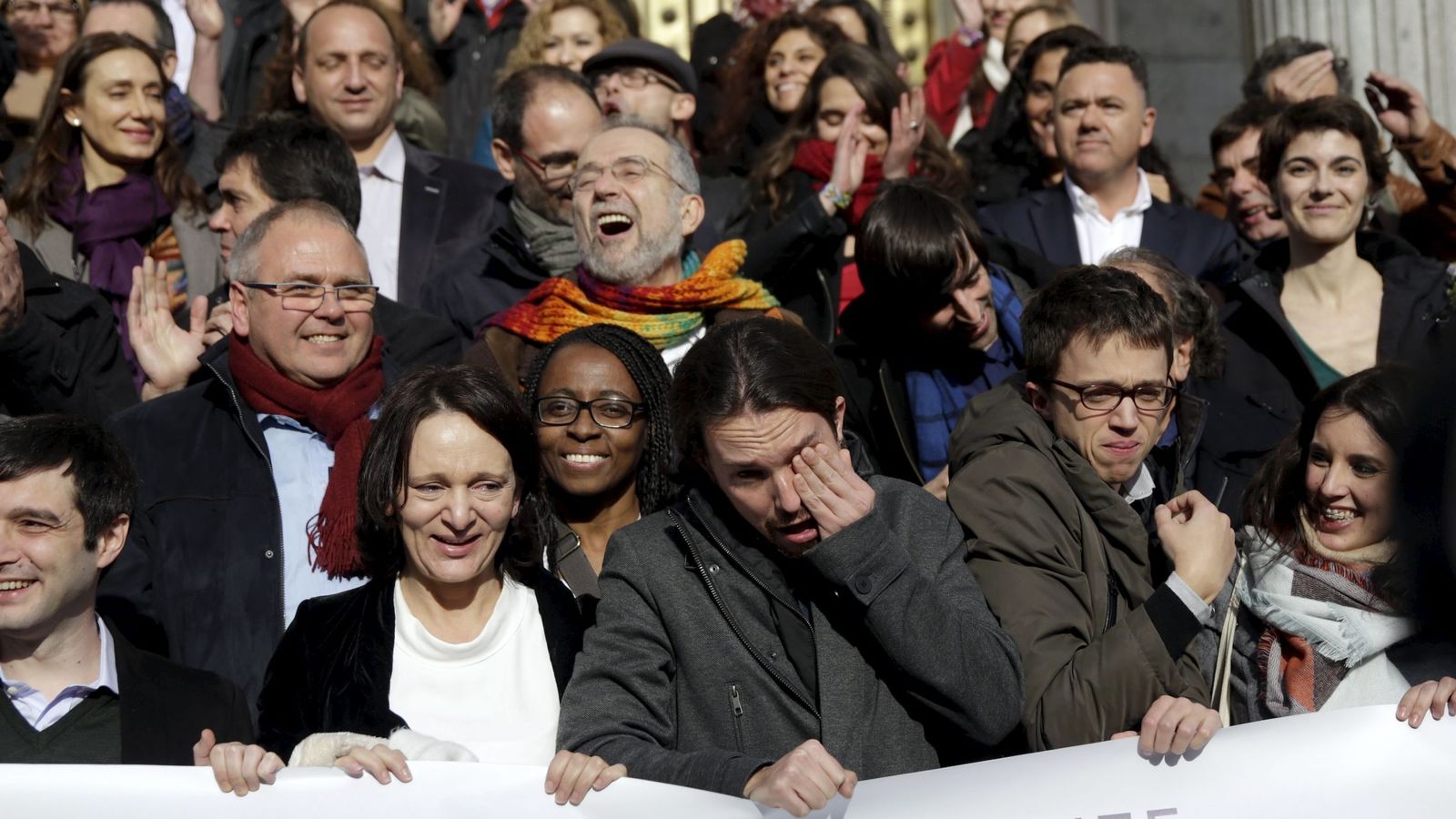 Foto: Los diputados de Podemos se fotografían a la puerta del Congreso de los Diputados. (Reuters)