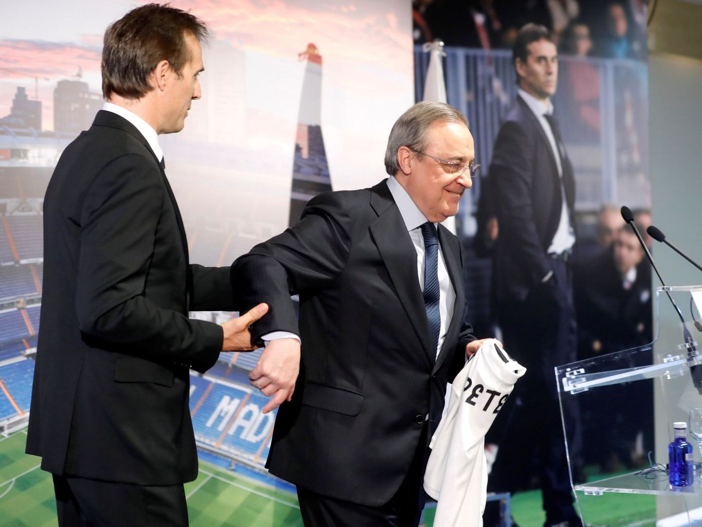 Julen Lopetegui y Florentino Pérez, durante la presentación del técnico en el Bernabéu. (EFE)