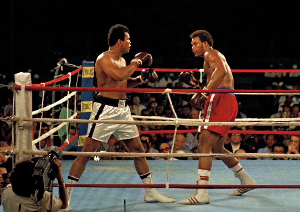 Foto: Muhammad Ali (dch.) se enfrenta a George Foreman (izq.) en el mítico combate The Rumble of the Jungle.