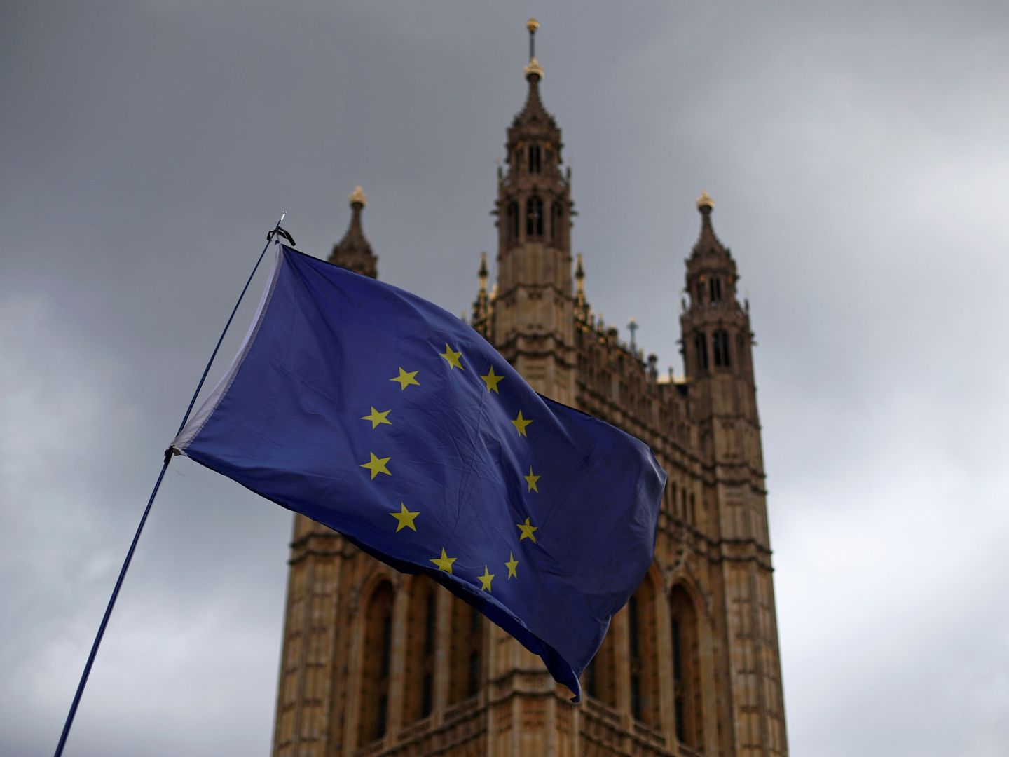 Bandera europea frente a Westminster. (Reuters)