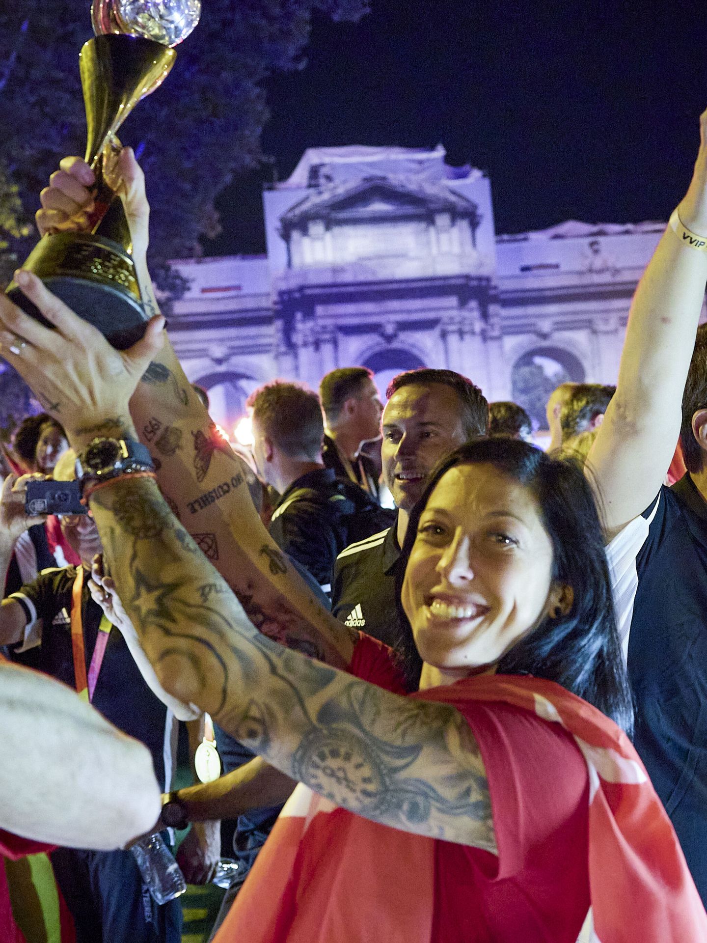 Jennifer Hermoso, frente a la Puerta de Alcalá, en Madrid, donde celebraron su triunfo con la afición. (EFE/Pablo García)
