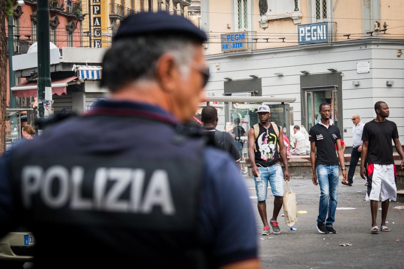 Un policía italiano monta guardia en una calle en Nápoles, el 3 de agosto de 2018. (EFE)